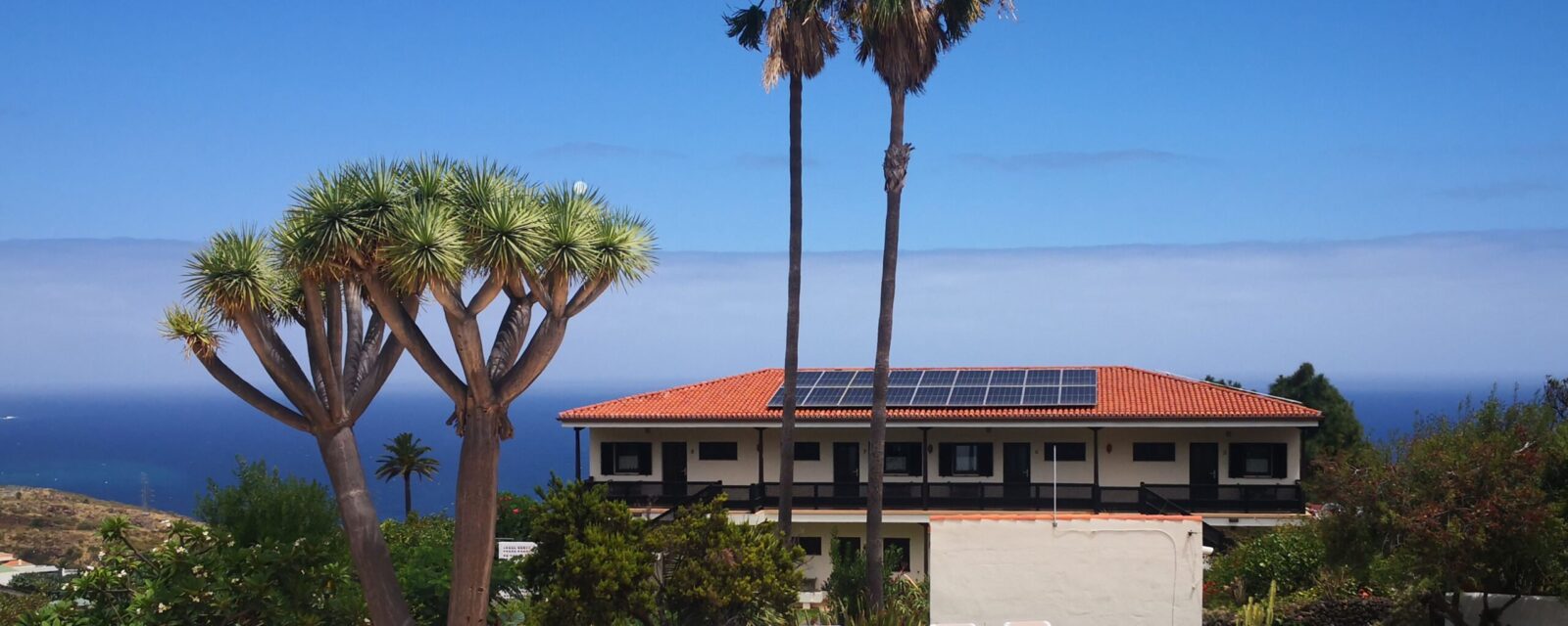 Instalación de tejado fotovoltaico - Apartamentos Miranda